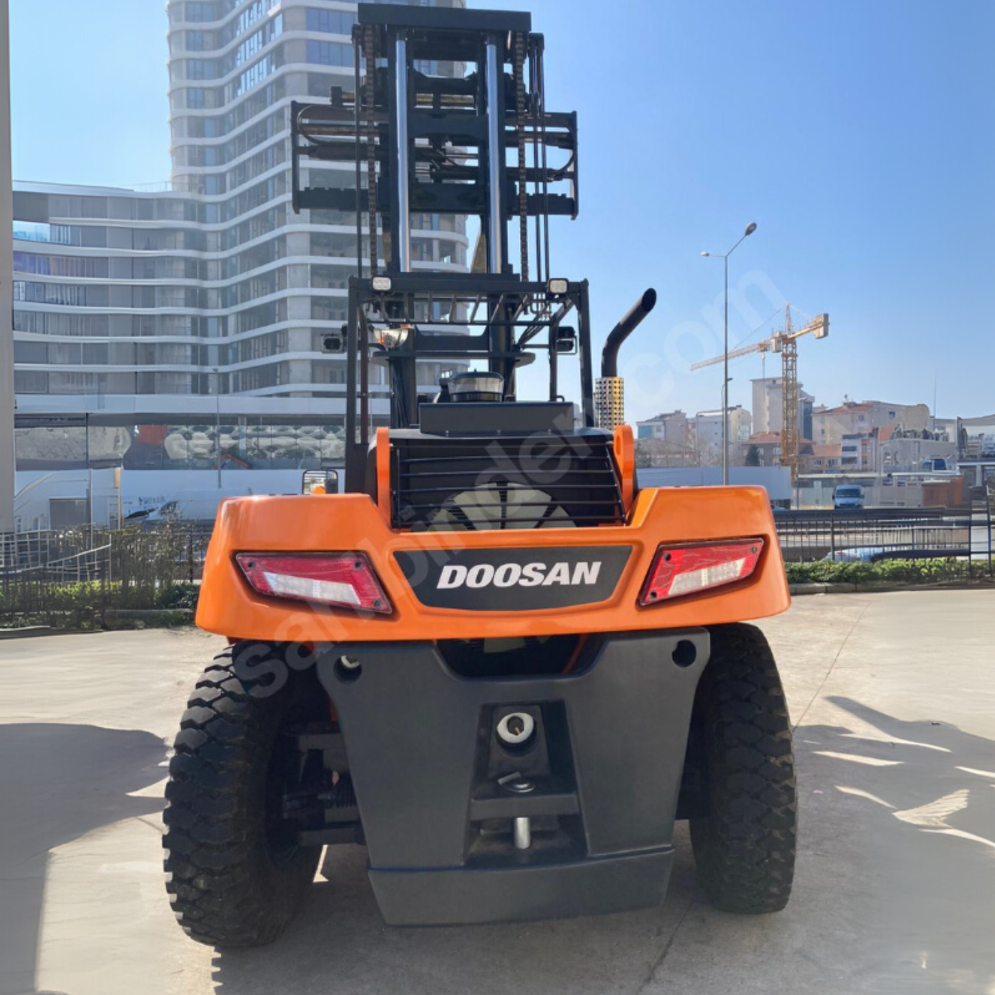 Chariot élévateur Doosan de 16 tonnes à louer – 2023