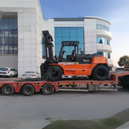 Chariot élévateur Doosan de 16 tonnes à louer – 2023
